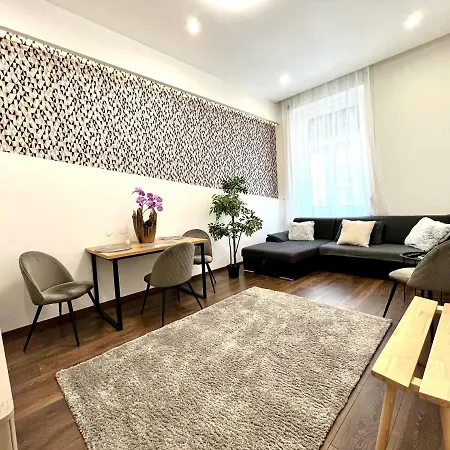 Wonderful Design In The Centre Apartment *