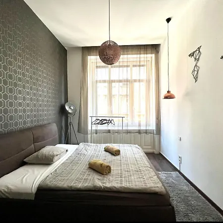 Wonderful Design In The Centre *